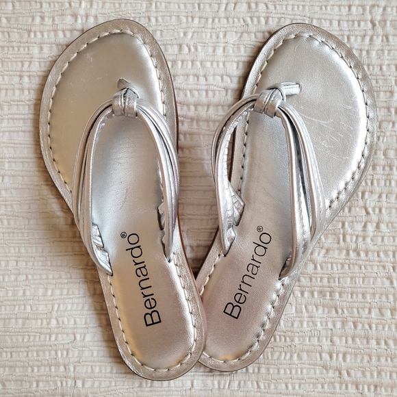 NWOT Bernardo Silver Leather Sandals - Size 6 - Picture 1 of 9
